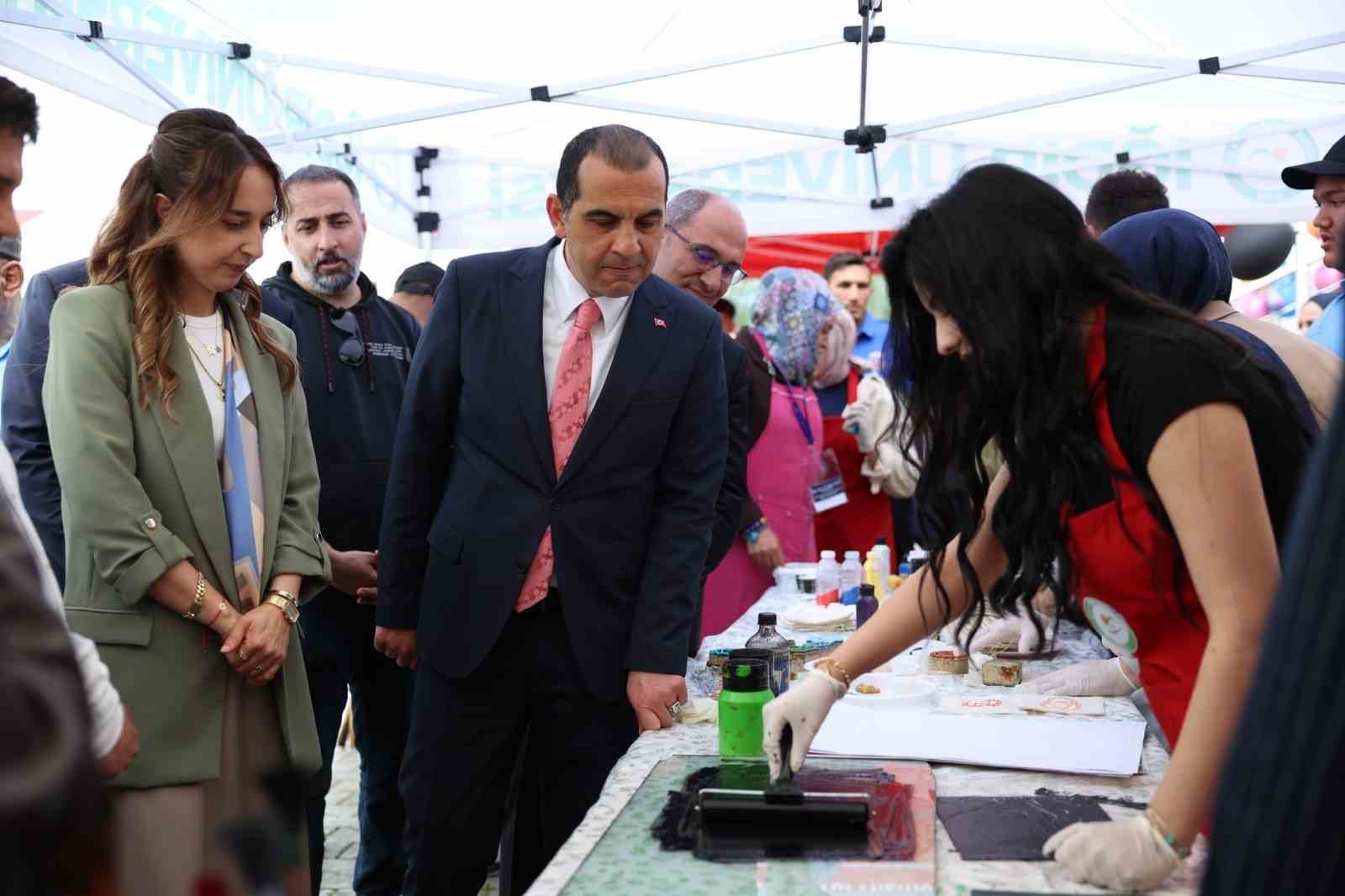Vali Taşolar&rsquo;dan engelli bireye duygulandıran jest
