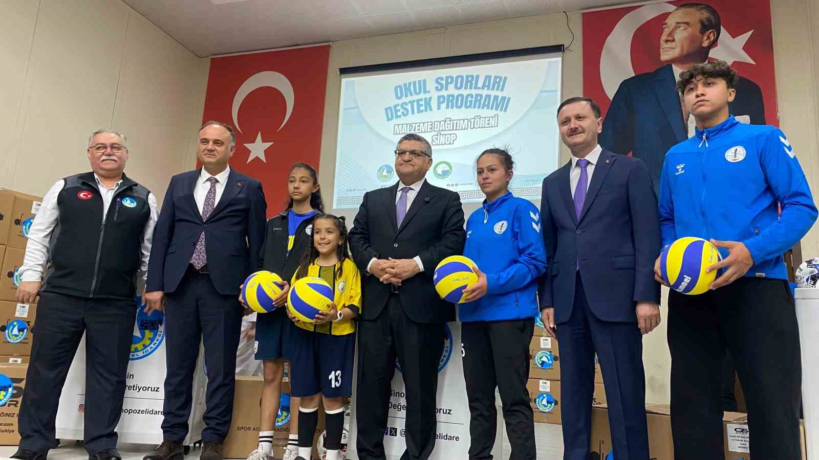 Sinop&rsquo;ta spor malzemeleri t&ouml;renle dağıtıldı
