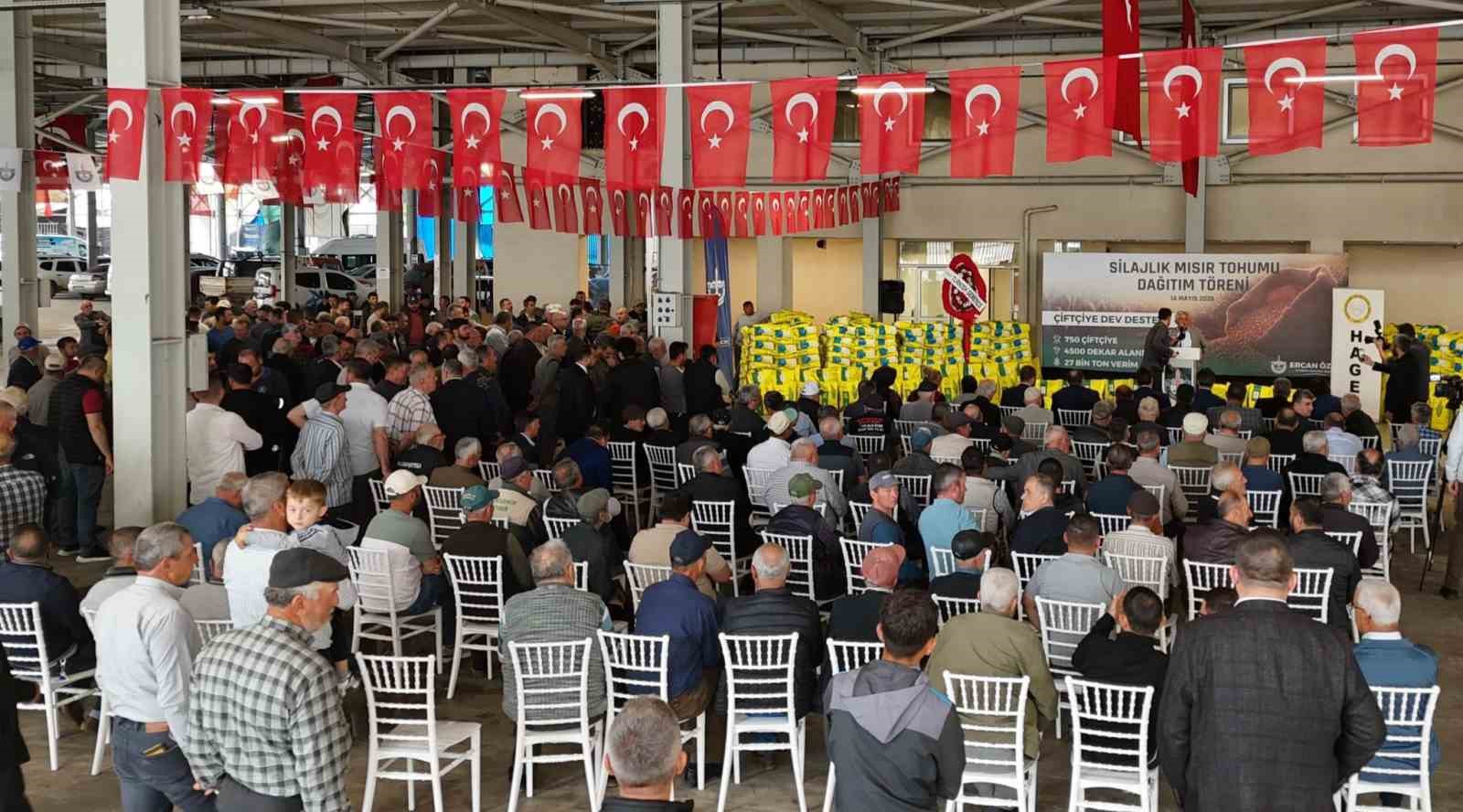 Yenişehir&rsquo;de &uuml;reticiye dev destek: 750 &ccedil;ift&ccedil;iye silajlık mısır tohumu dağıtıldı
