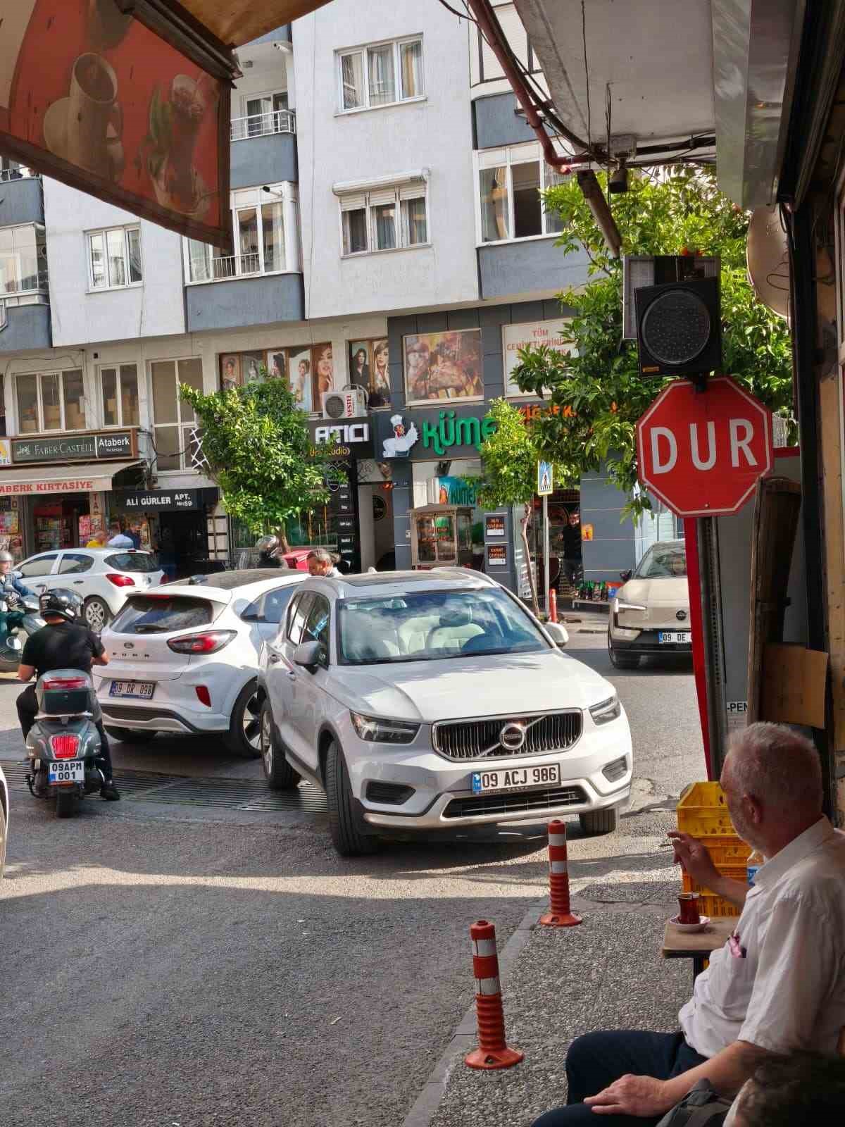 Aydın&rsquo;da duyarsız ara&ccedil; parkı trafiği kilitledi
