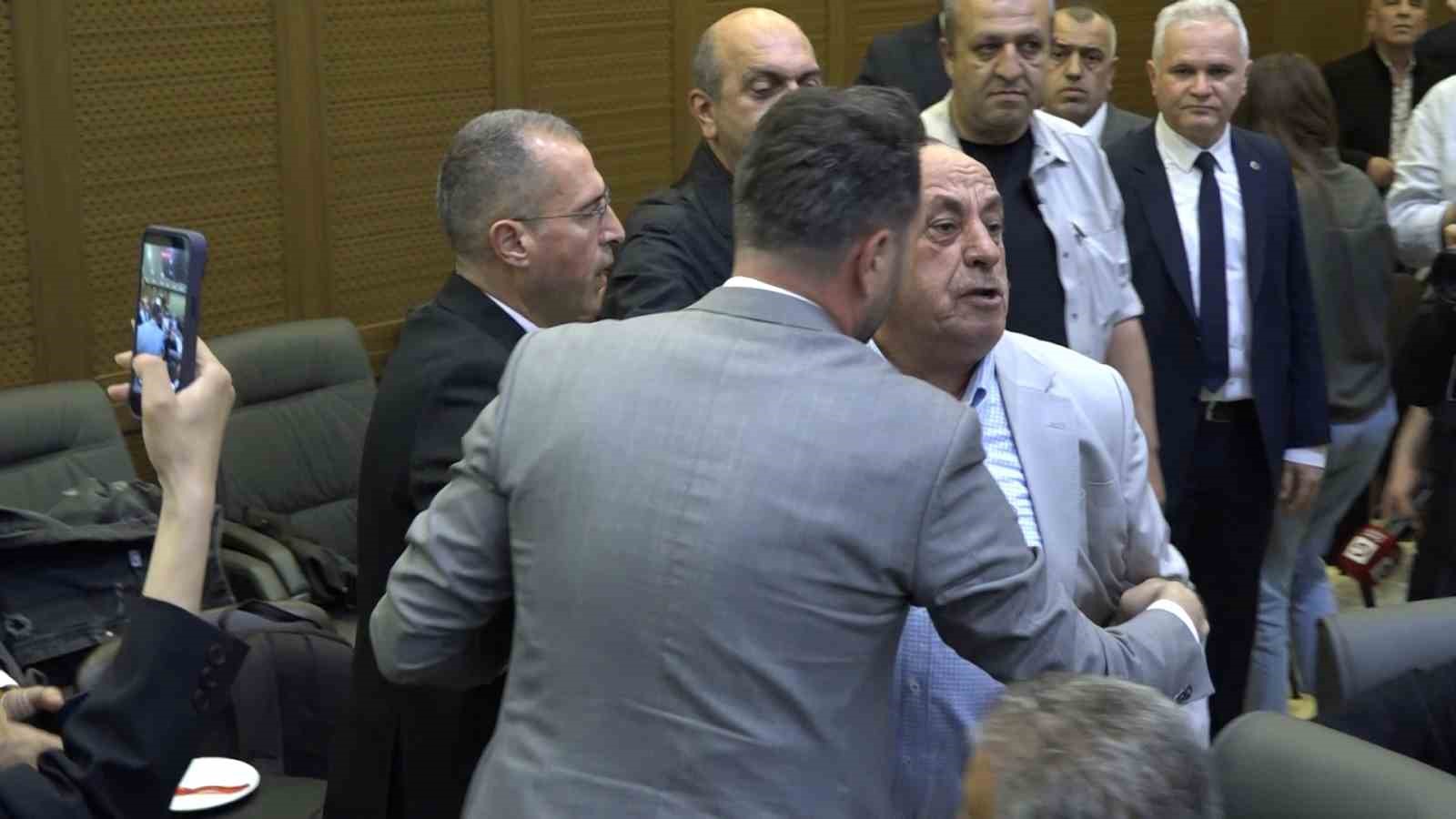 BUSKİ Genel Kurulu&rsquo;nda gergin anlar
