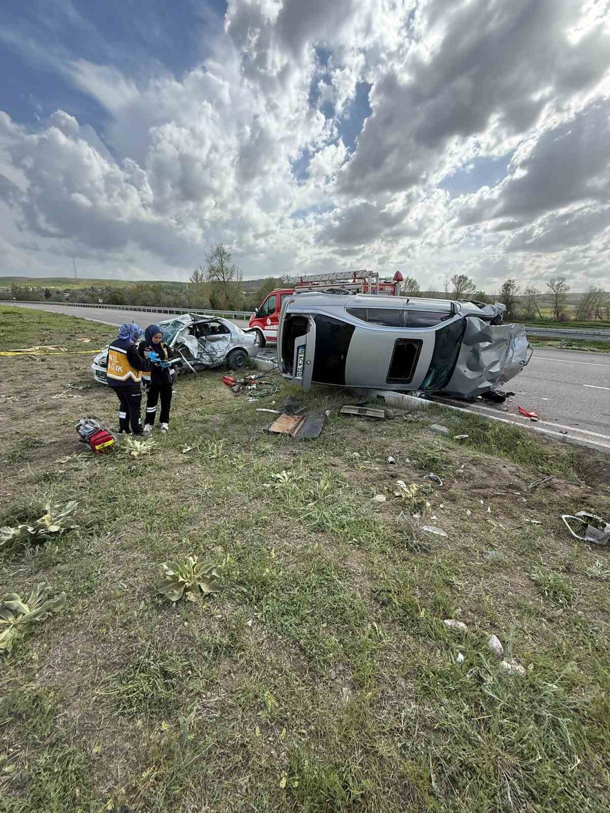 Yozgat&rsquo;ta iki otomobil &ccedil;arpıştı: 1 &ouml;l&uuml;, 1 yaralı
