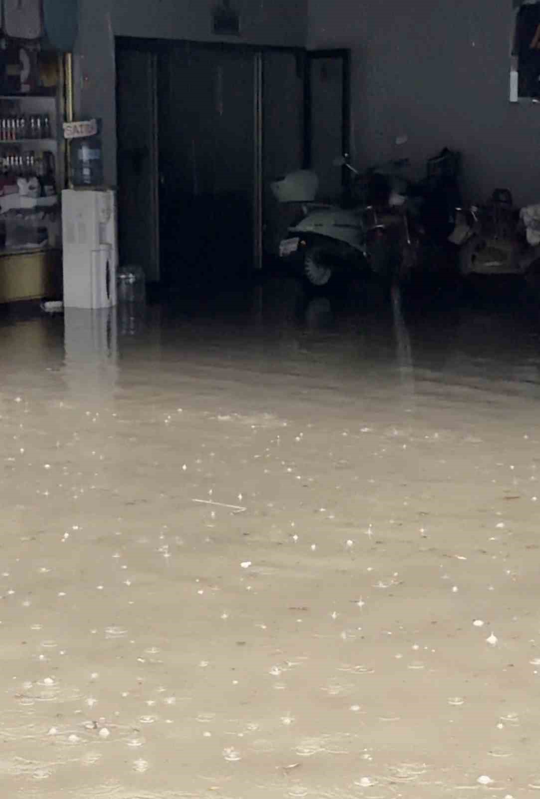 Zile&rsquo;yi sağanak vurdu, iş yerleri sular altında kaldı
