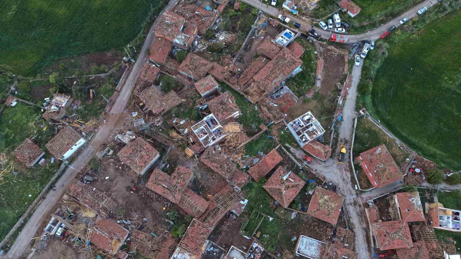 Hortumun savaş alanına çevirdiği köy havadan görüntülendi
