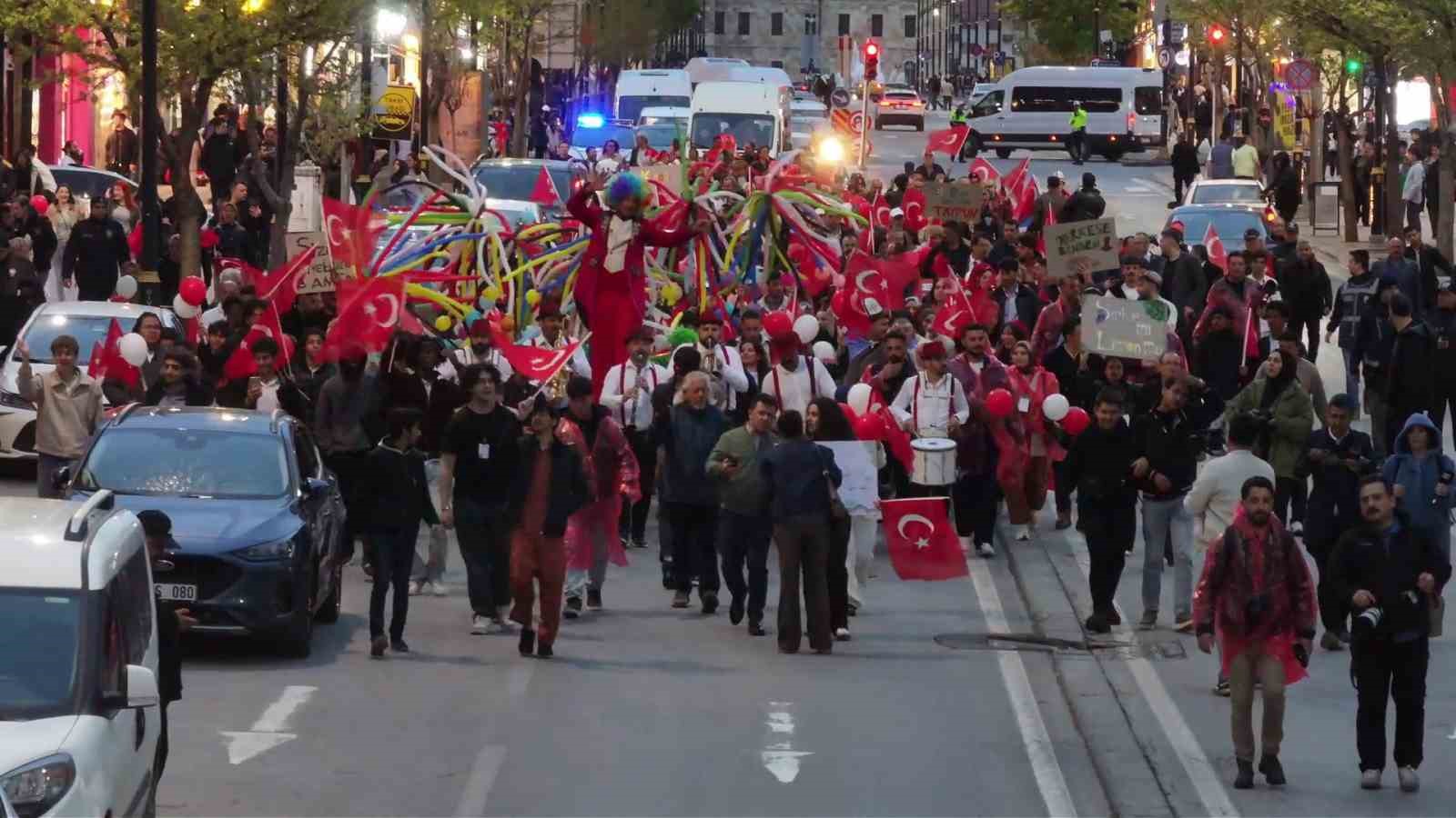 "Sivas Uluslararası Film Festivali" kortej y&uuml;r&uuml;y&uuml;ş&uuml;yle başladı
