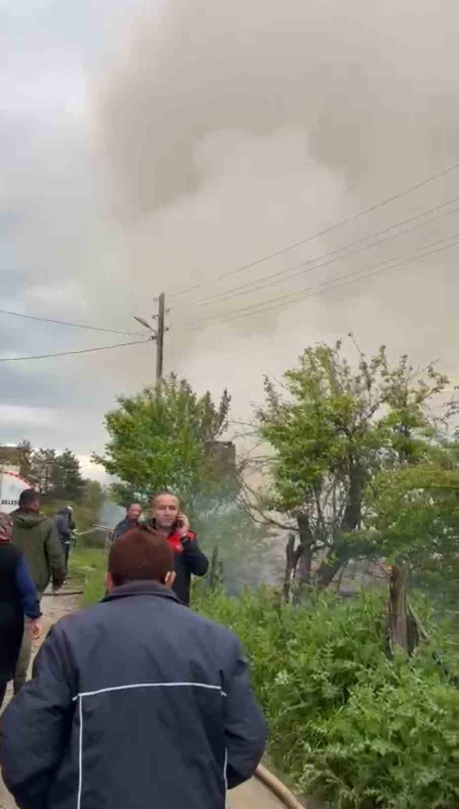 Karab&uuml;k&rsquo;te tek katlı ev &ccedil;ıkan yangında k&uuml;le d&ouml;nd&uuml;
