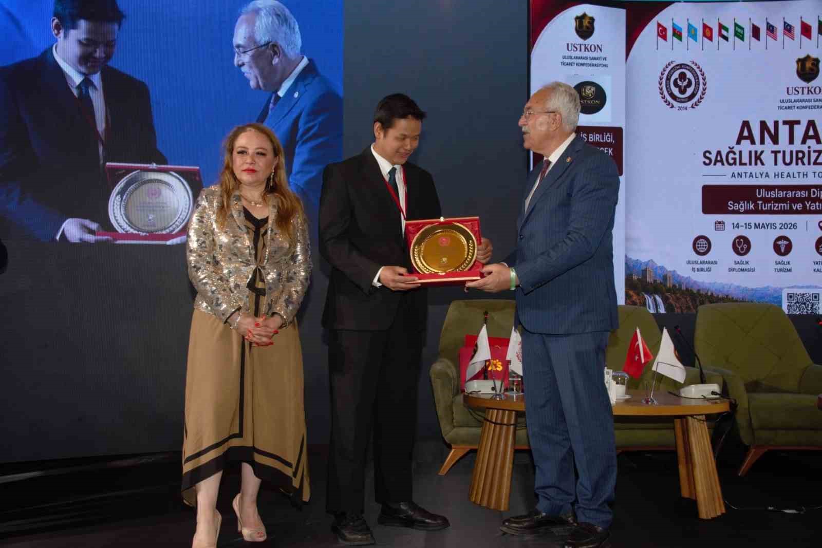 Antalya&rsquo;da sağlık turizmi zirvesine 100&rsquo;den fazla &uuml;lkeden katılım
