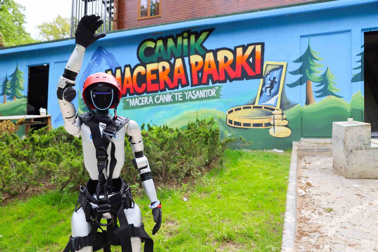 Türkiye’nin nüfusa kayıtlı ilk insansı robotu Canik Macera Parkı’nda: İlk o deneyimledi
