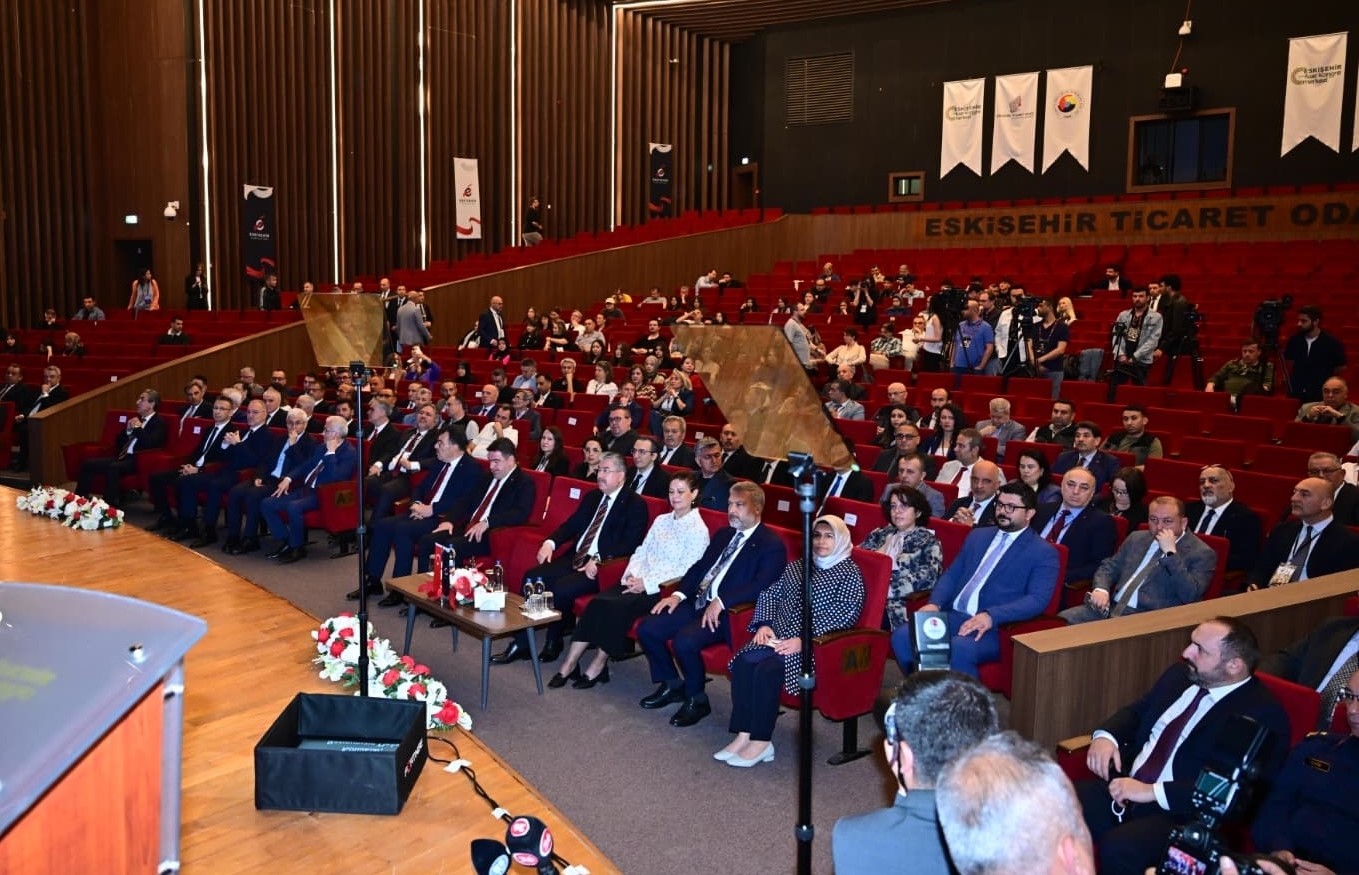 ESOGÜ Rektörü Prof. Dr. Kamil Çolak, Eskişehir Sempozyumu’nda konuştu