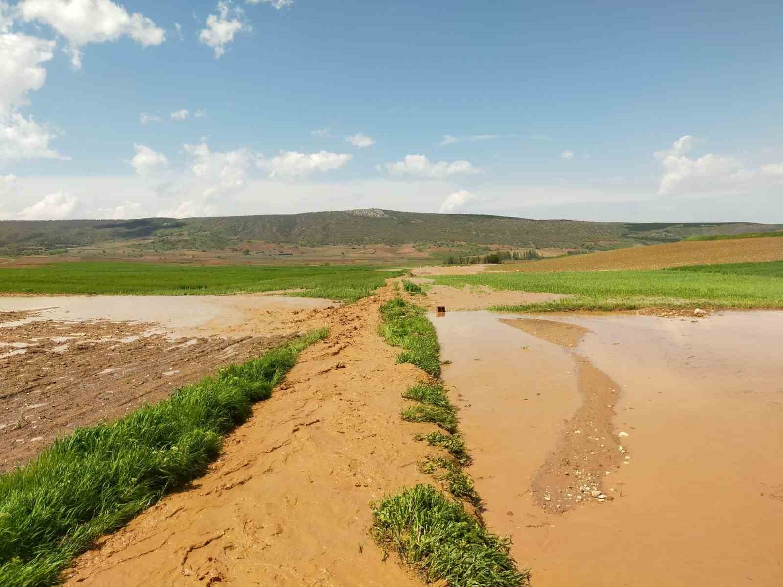&Ccedil;orum&rsquo;da kuvvetli sağanak su baskınlarına sebep oldu
