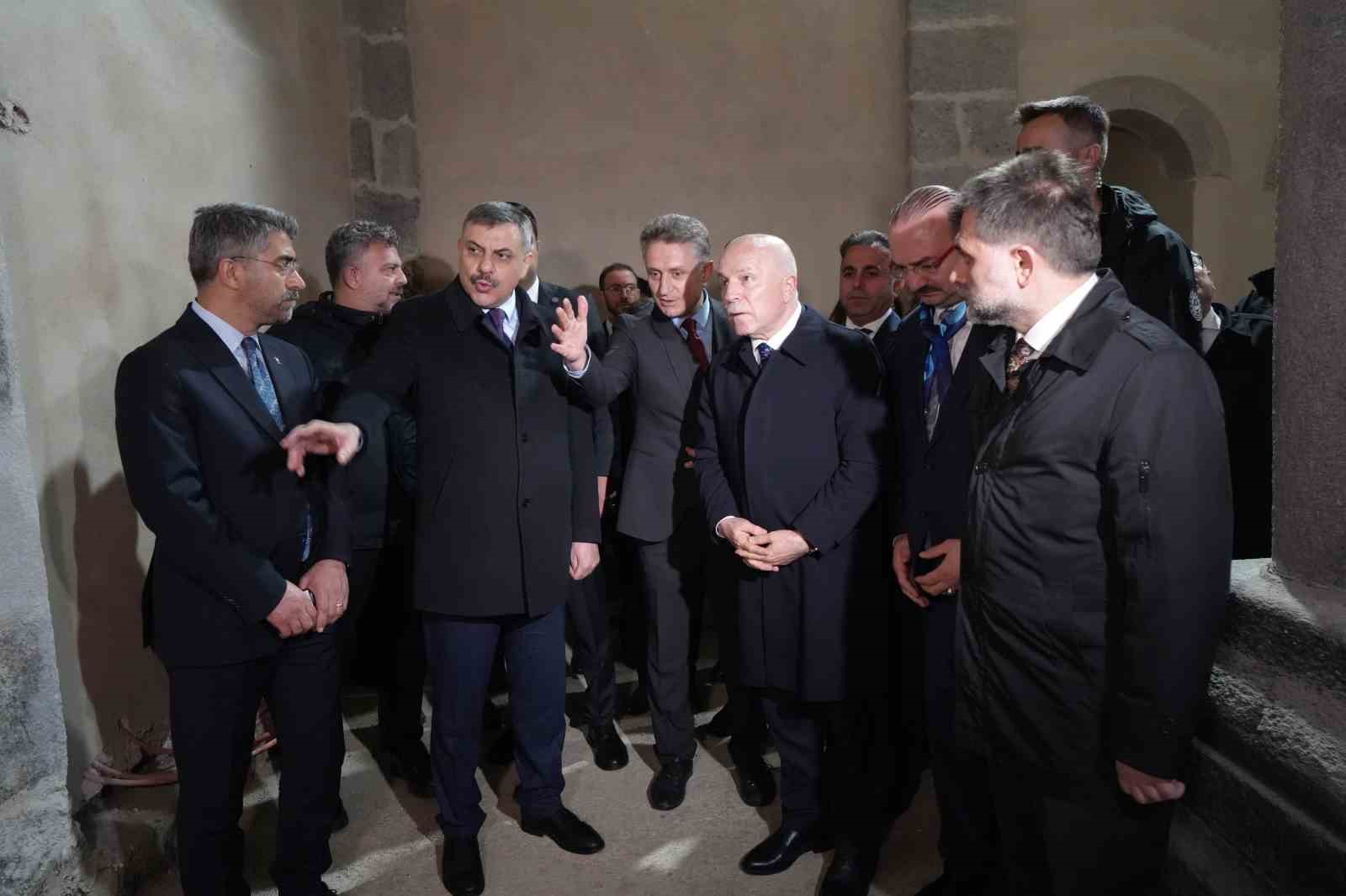 Bakan Çiftçi, Erzurum’da restorasyonu devam eden Fetih Camii’ni inceledi