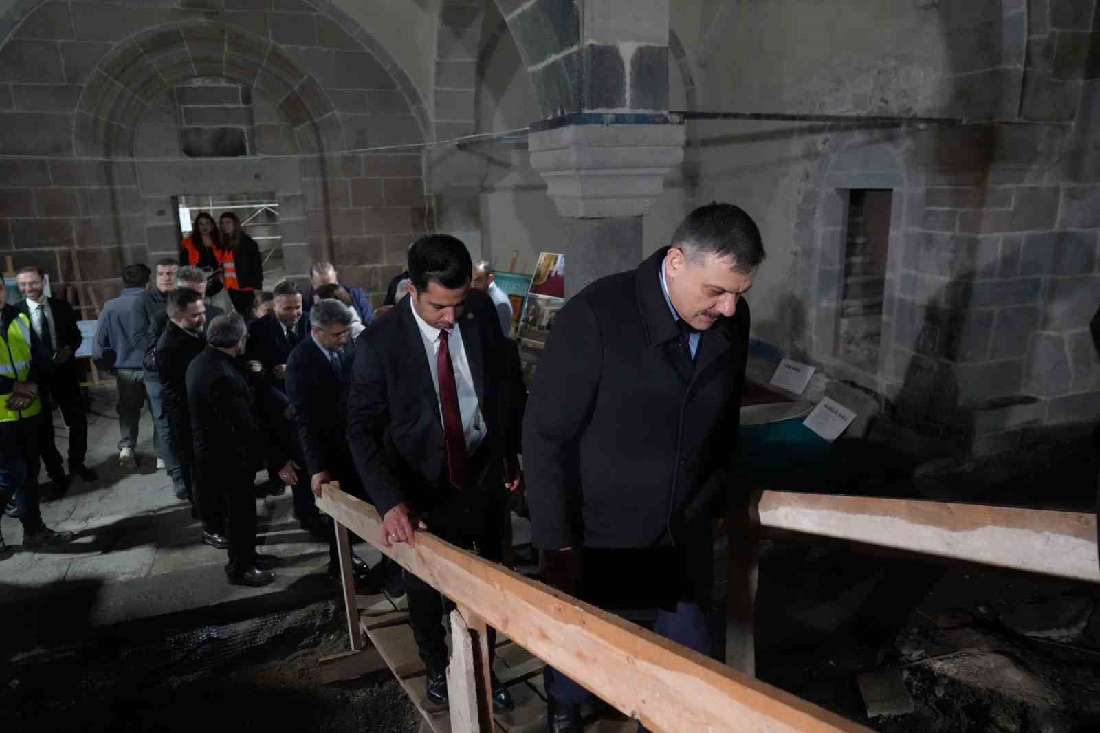 Bakan &Ccedil;ift&ccedil;i, Erzurum&rsquo;da restorasyonu devam eden Fetih Camii&rsquo;ni inceledi
