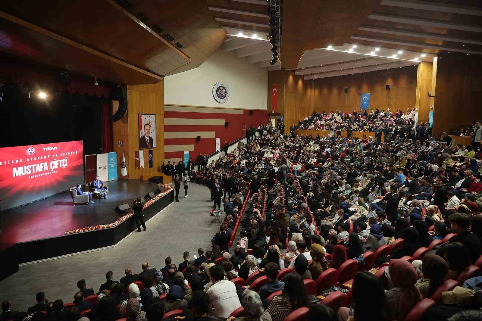 Bakan Çiftçi, Erzurum’da TÜGVA’nın İhtisas Akademi Programı’na katıldı
