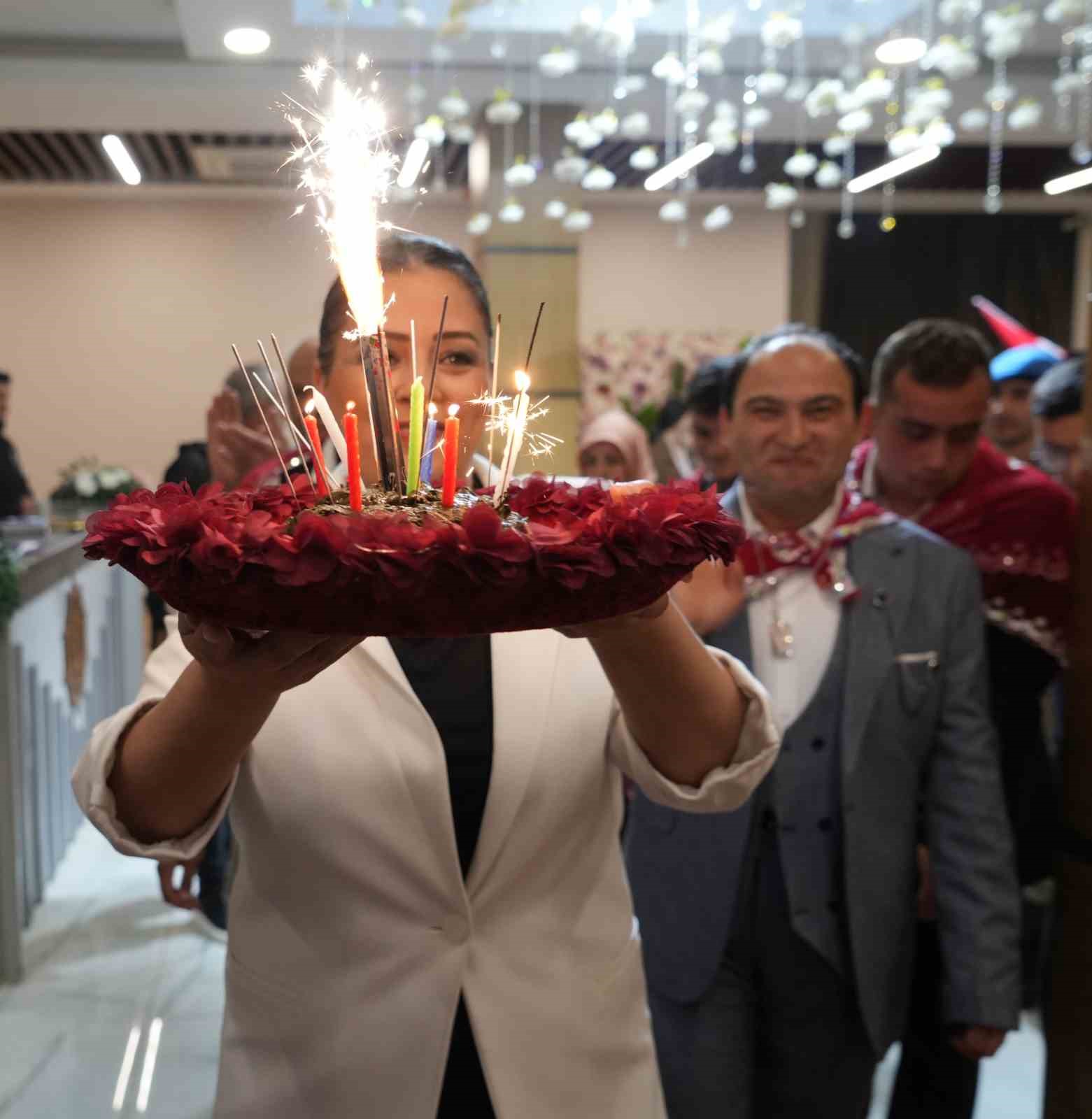 &Ouml;zel bireyler askerlik kına gecesinde hem duygulandı hem eğlendi
