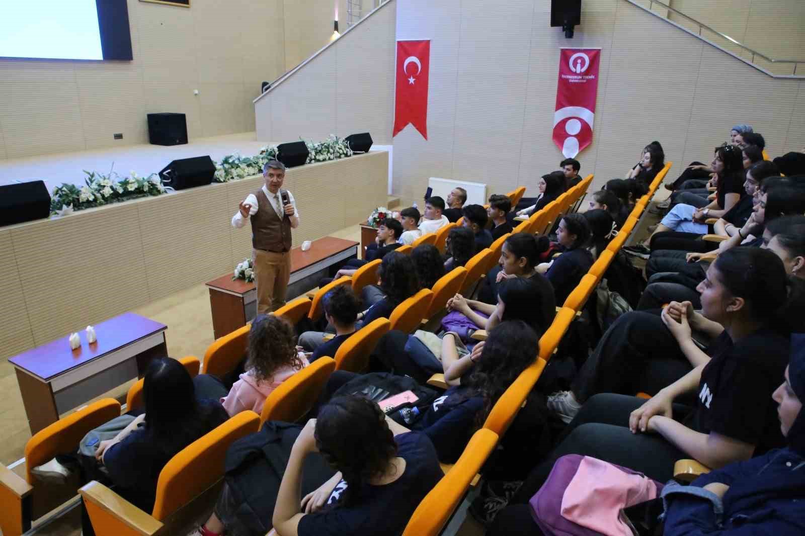 HBB &ouml;ğrencileri sınavda s&uuml;recinde yalnız bırakmıyor
