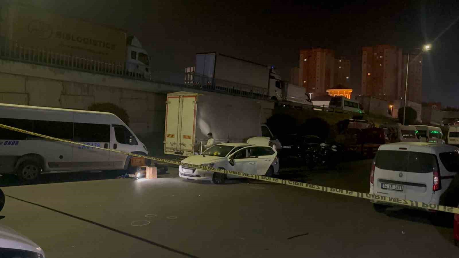 K&uuml;&ccedil;&uuml;k&ccedil;ekmece&rsquo;de bir otomobil dur ihtarına uymadı: 1 polis yaralandı

