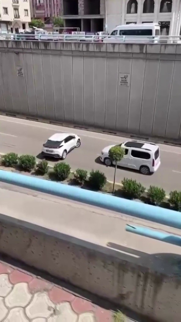 Ters y&ouml;nde ilerleyerek &ccedil;alan kornalara ve uyarılara aldırış etmeyen s&uuml;r&uuml;c&uuml; hayrete d&uuml;ş&uuml;rd&uuml;

