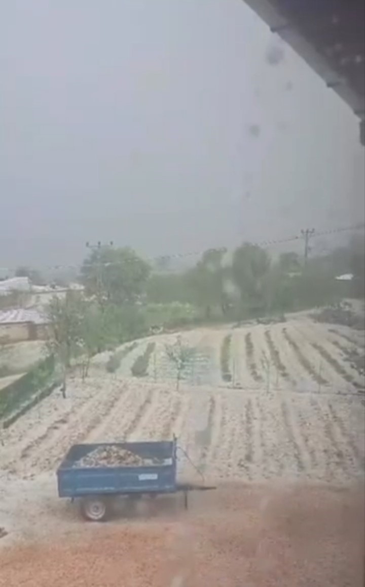 Bursa’da ceviz büyüklüğünde dolu yağdı...Camlar kırılma noktasına geldi