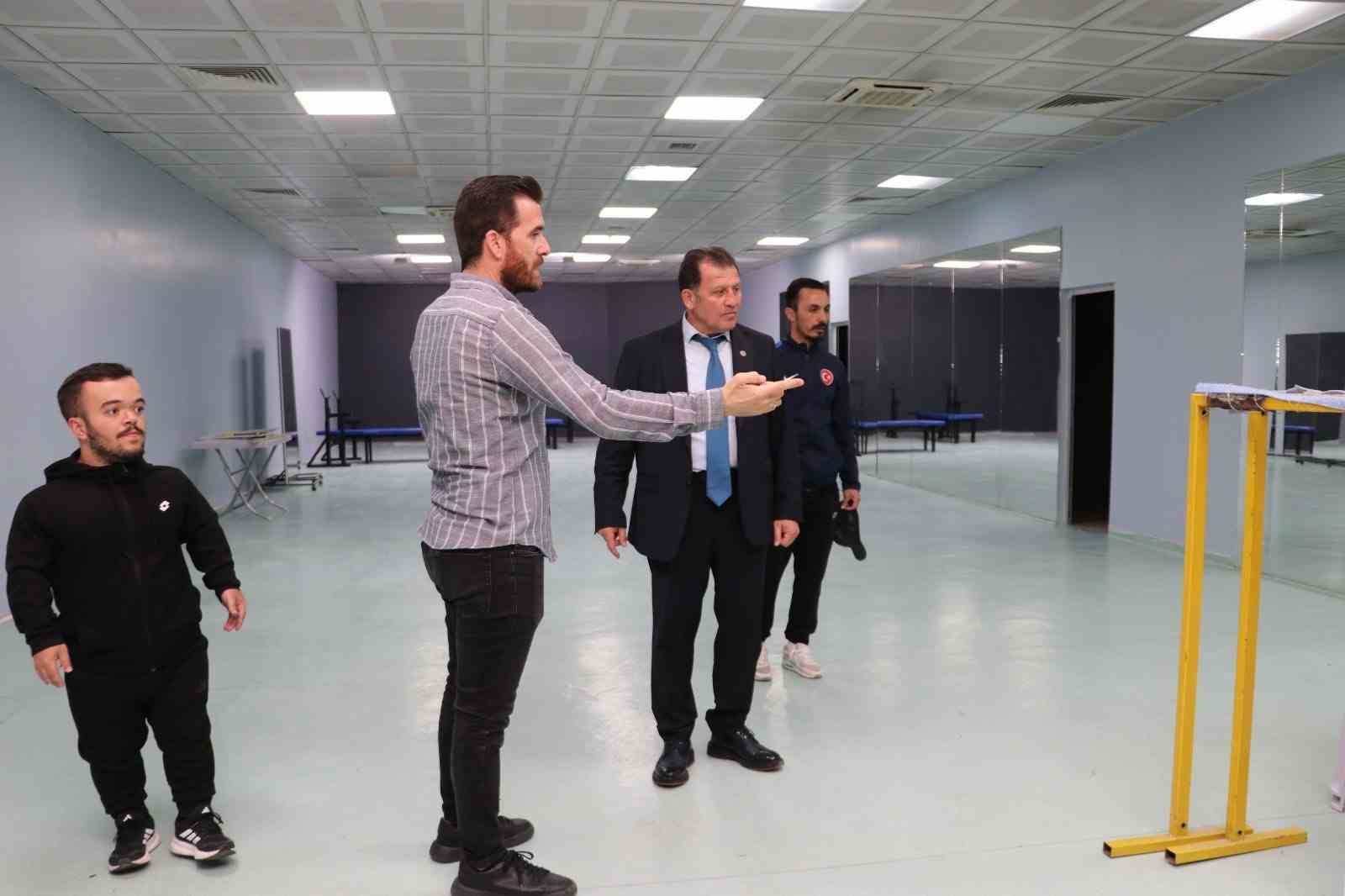 Kabakcı, Türkiye’de tek olan antrenman salonunu inceledi
