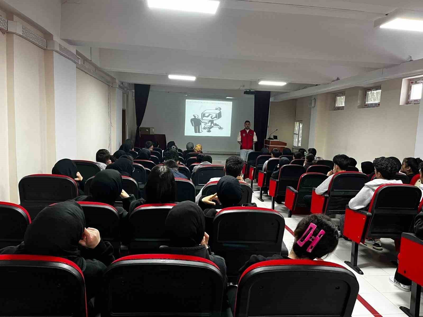 Sarıkamış’ta öğrencilere terörle mücadele ve dijital güvenlik semineri
