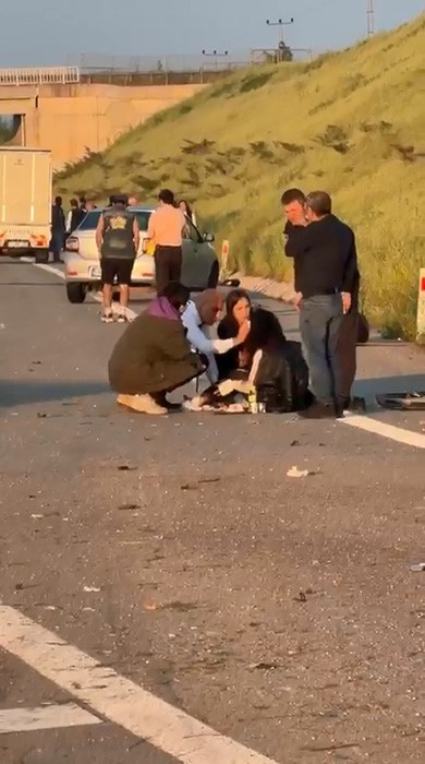 Lastiği patlayan yolcu otob&uuml;s&uuml;nde can pazarı: Muavin kopan kapıdan aşağı u&ccedil;tu
