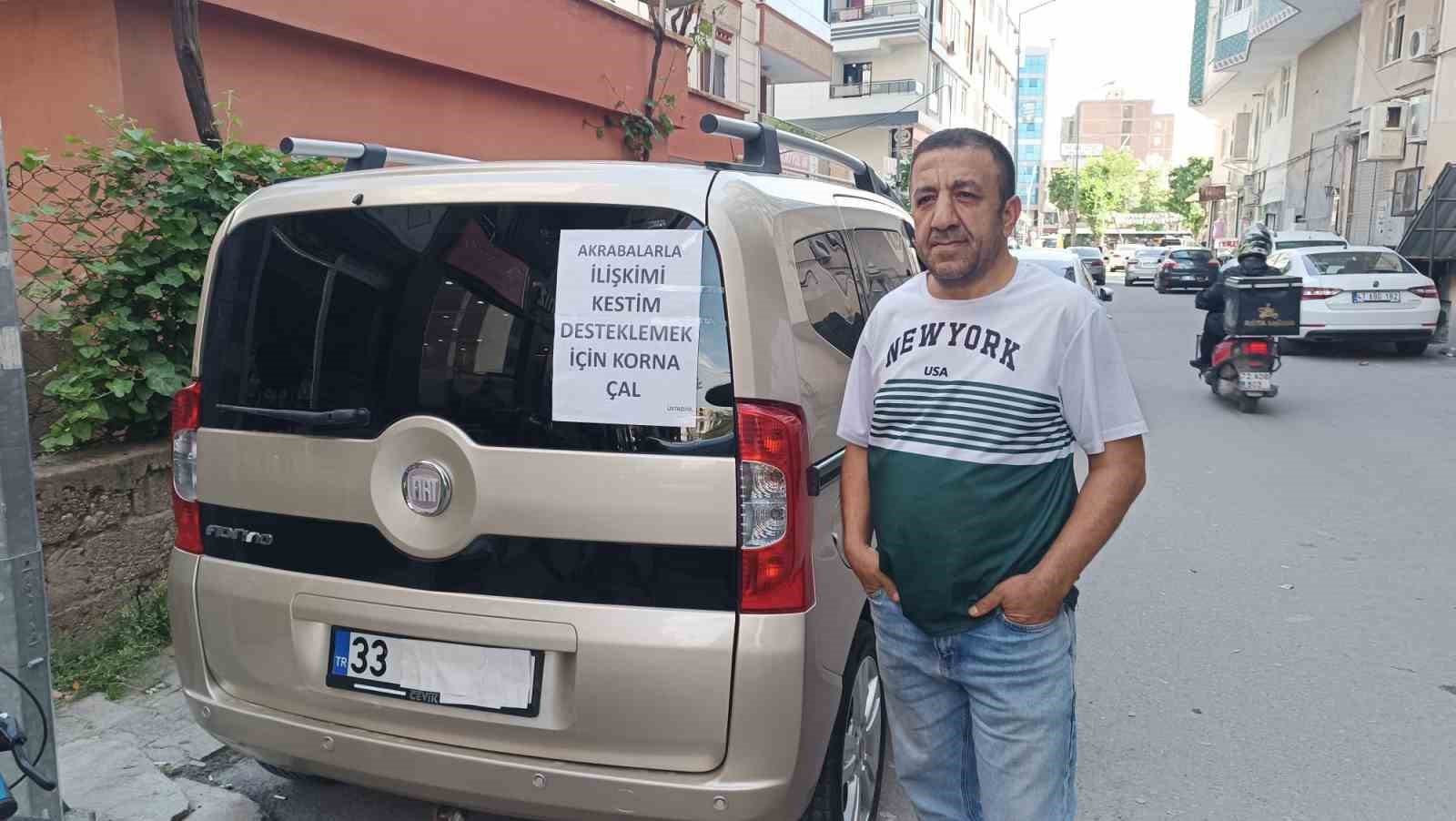 Batmanlı esnaf aracına astığı yazıyla dikkat &ccedil;ekti: "Akrabalarımla ilişkimi kestim"

