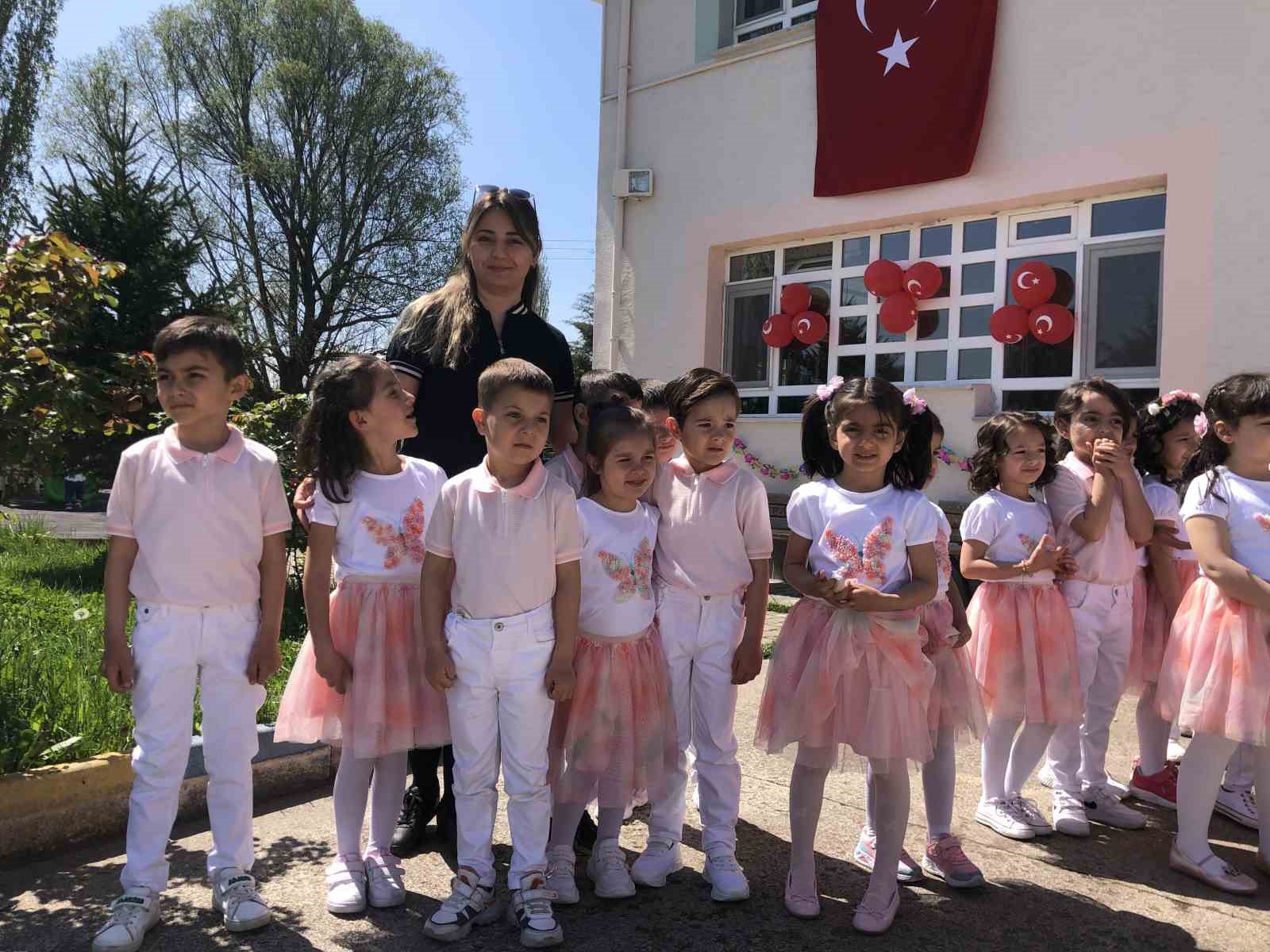 Minik öğrenciler ayakta alkışlandı
