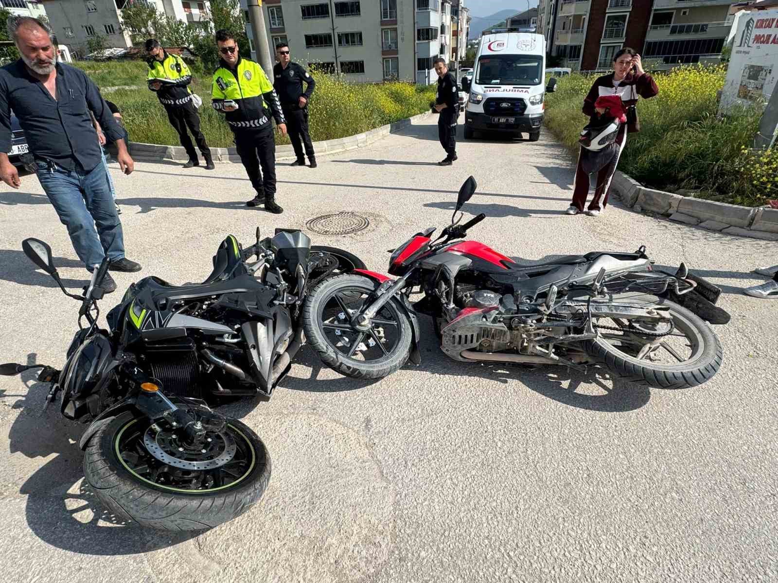 Bilecik’te iki motosiklet çarpıştı: 2 yaralı