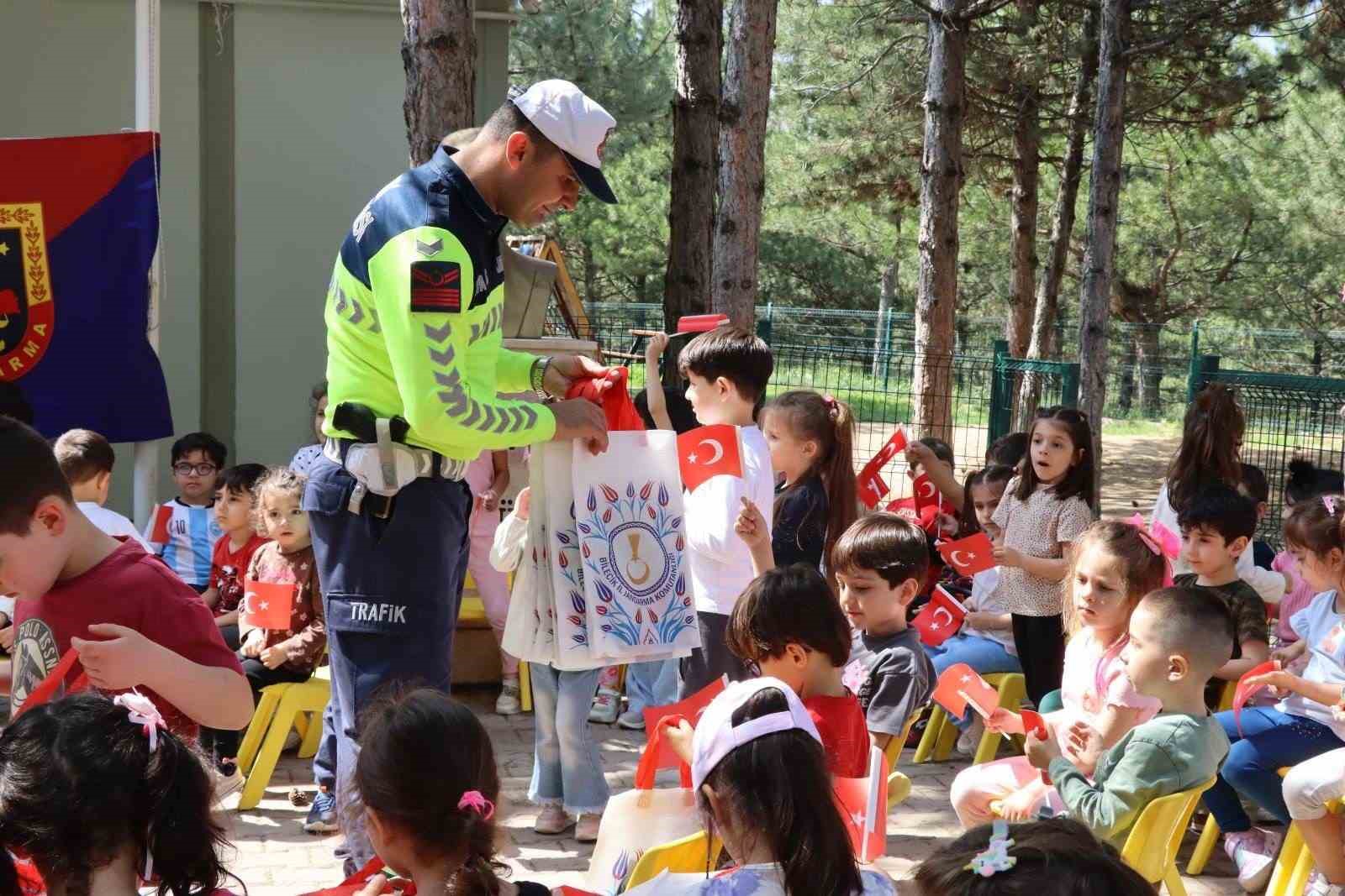 Bilecik&rsquo;te 60 &ouml;ğrenciye jandarmadan g&uuml;venlik eğitimi

