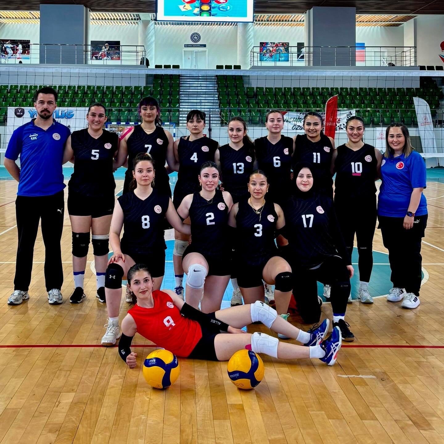 Bilecik Kız Voleybol Takımı T&uuml;rkiye yarı finaline y&uuml;kseldi
