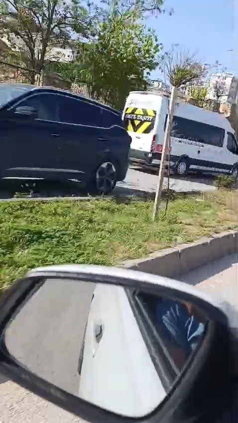 &Ouml;ğrenci servisinin metrelerce ters y&ouml;nde ilerlediği anlar kamerada
