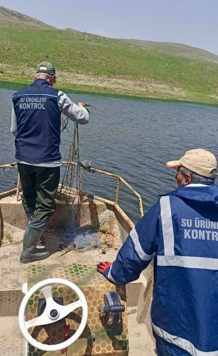 Baraj ve g&ouml;letlerde ka&ccedil;ak avcılıkla m&uuml;cadele s&uuml;r&uuml;yor
