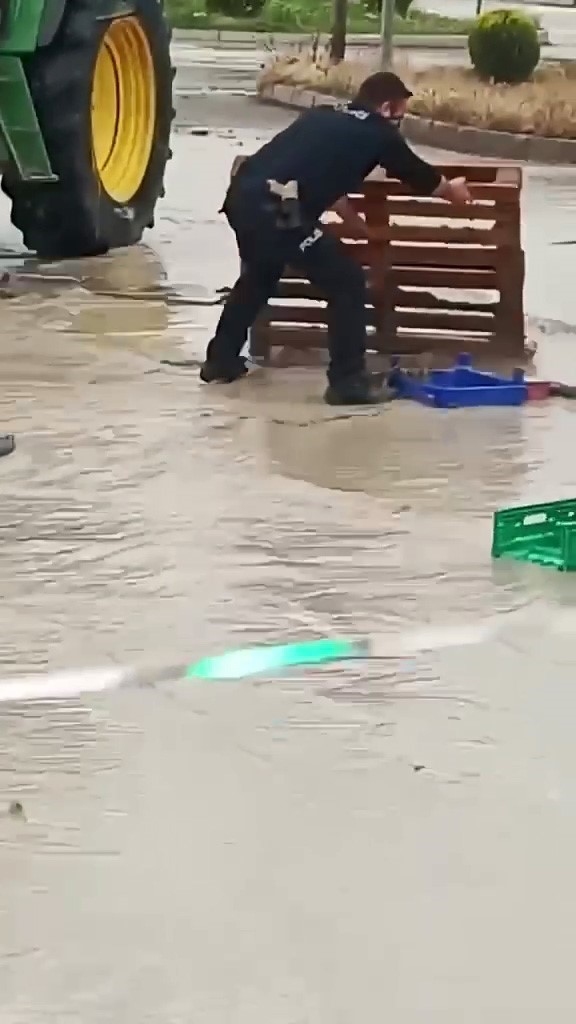 Sağanak yağmur altında görev başında: Polis memurunun mücadelesi kamerada