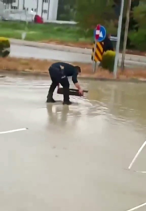 Sağanak yağmur altında g&ouml;rev başında: Polis memurunun m&uuml;cadelesi kamerada
