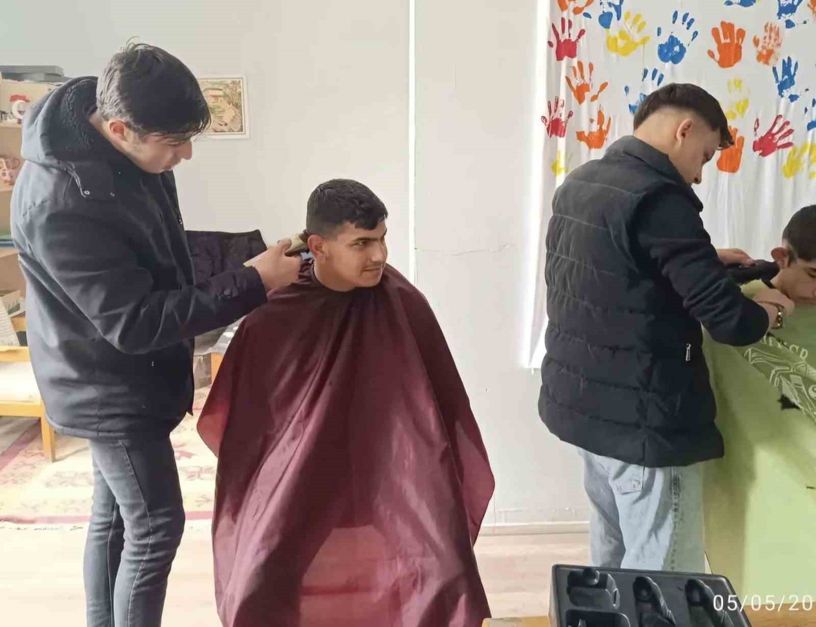 Altıntaş’ta özel eğitim öğrencilerinin saç bakımlarını kuaför öğrenciler yaptı