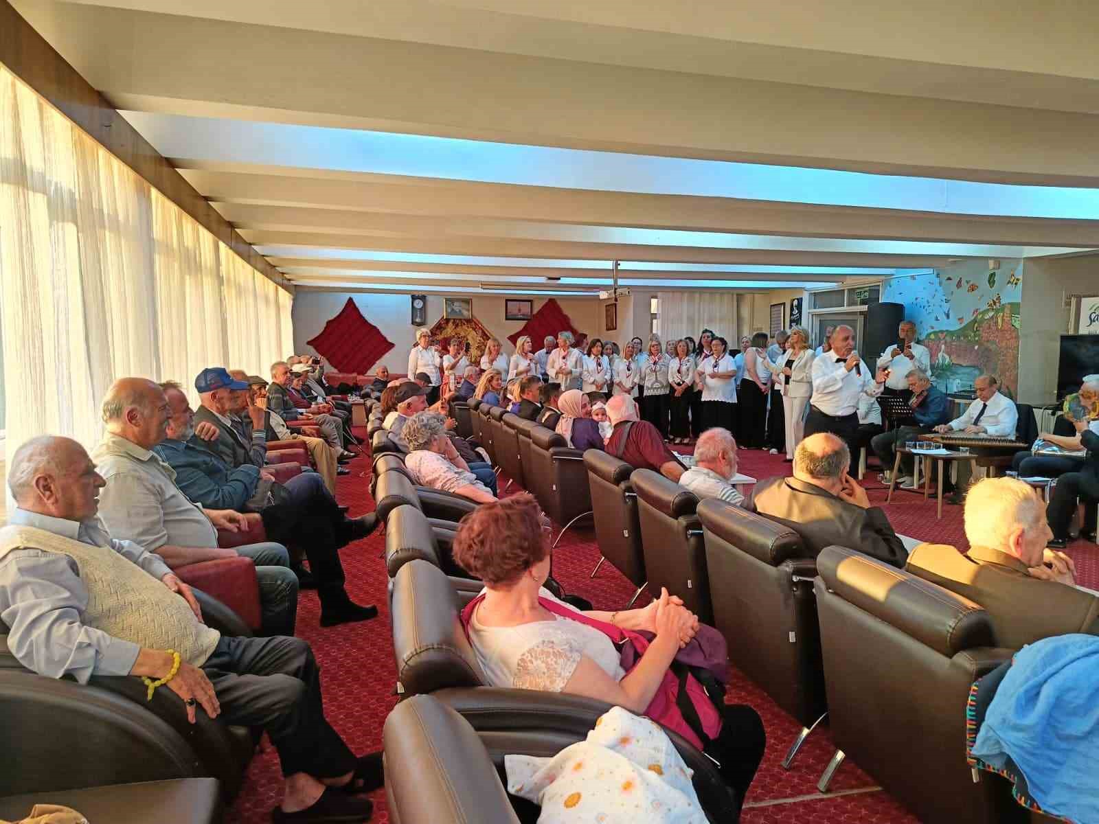 Huzurevi sakinlerini duygulandıran konser
