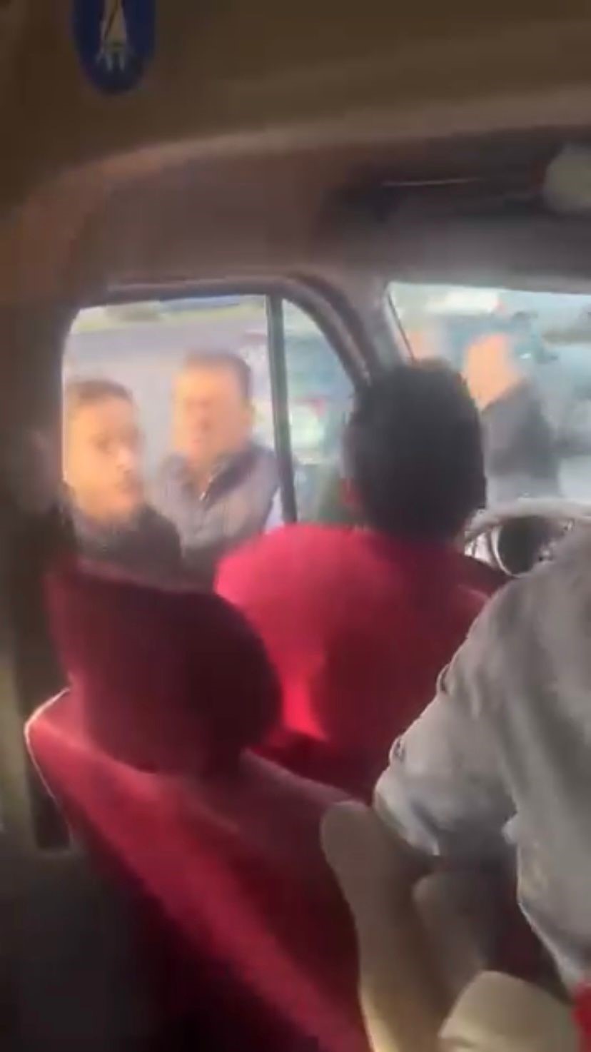 Önünü kestikleri servis sürücüsüne tehditler yağdırıp, darbetmeye çalıştılar
