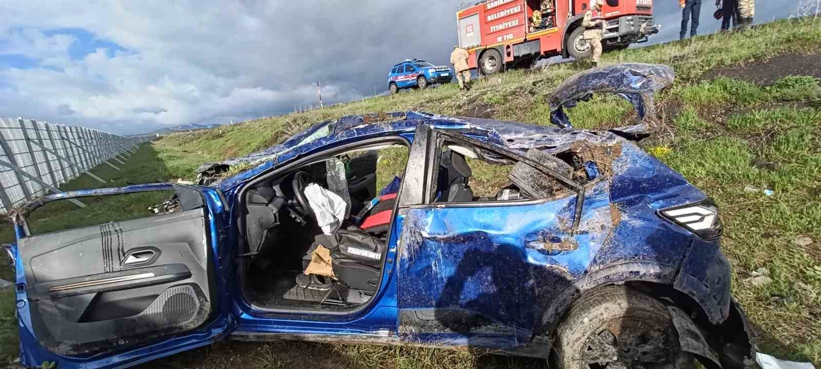 Kars&rsquo;ta 3 kardeşin bulunduğu otomobil şarampole yuvarlandı: 1 &ouml;l&uuml;, 2 yaralı
