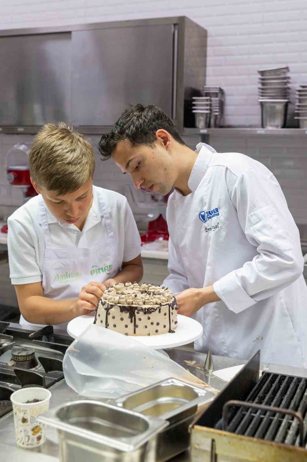 Gastronomi öğrencileri ve işitme engelli gençler mutfakta buluştu