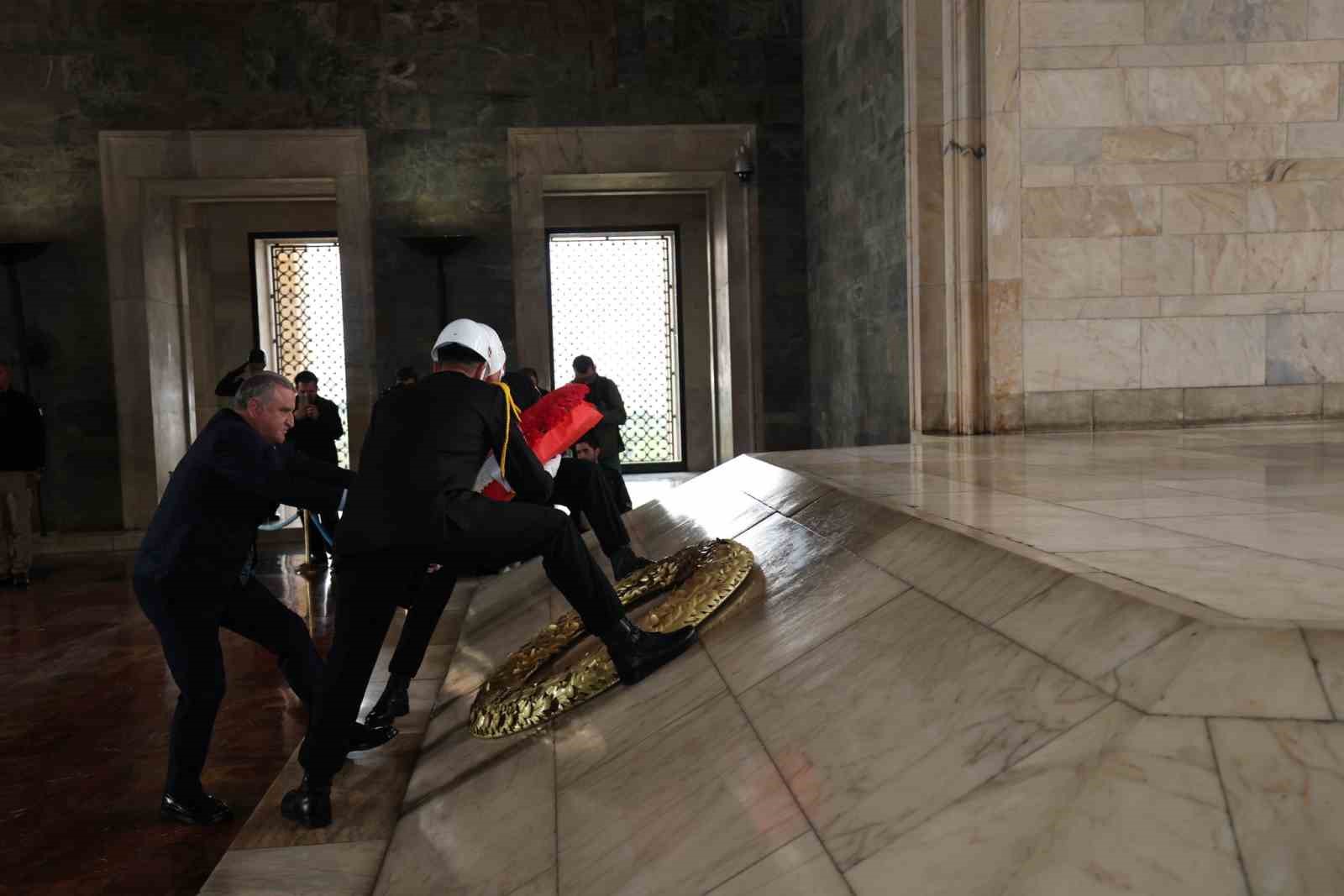 Bakan Bak&rsquo;tan Anıtkabir&rsquo;e ziyaret
