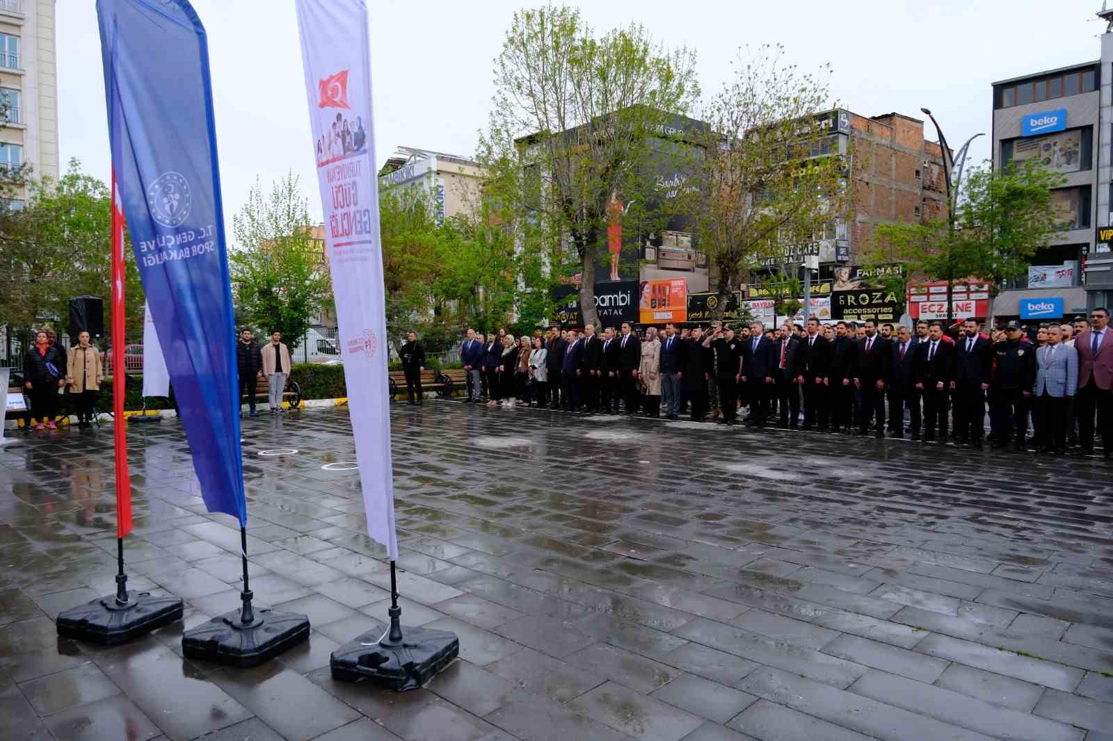 Van’da 19 Mayıs kutlamaları çelenk sunma töreniyle başladı
