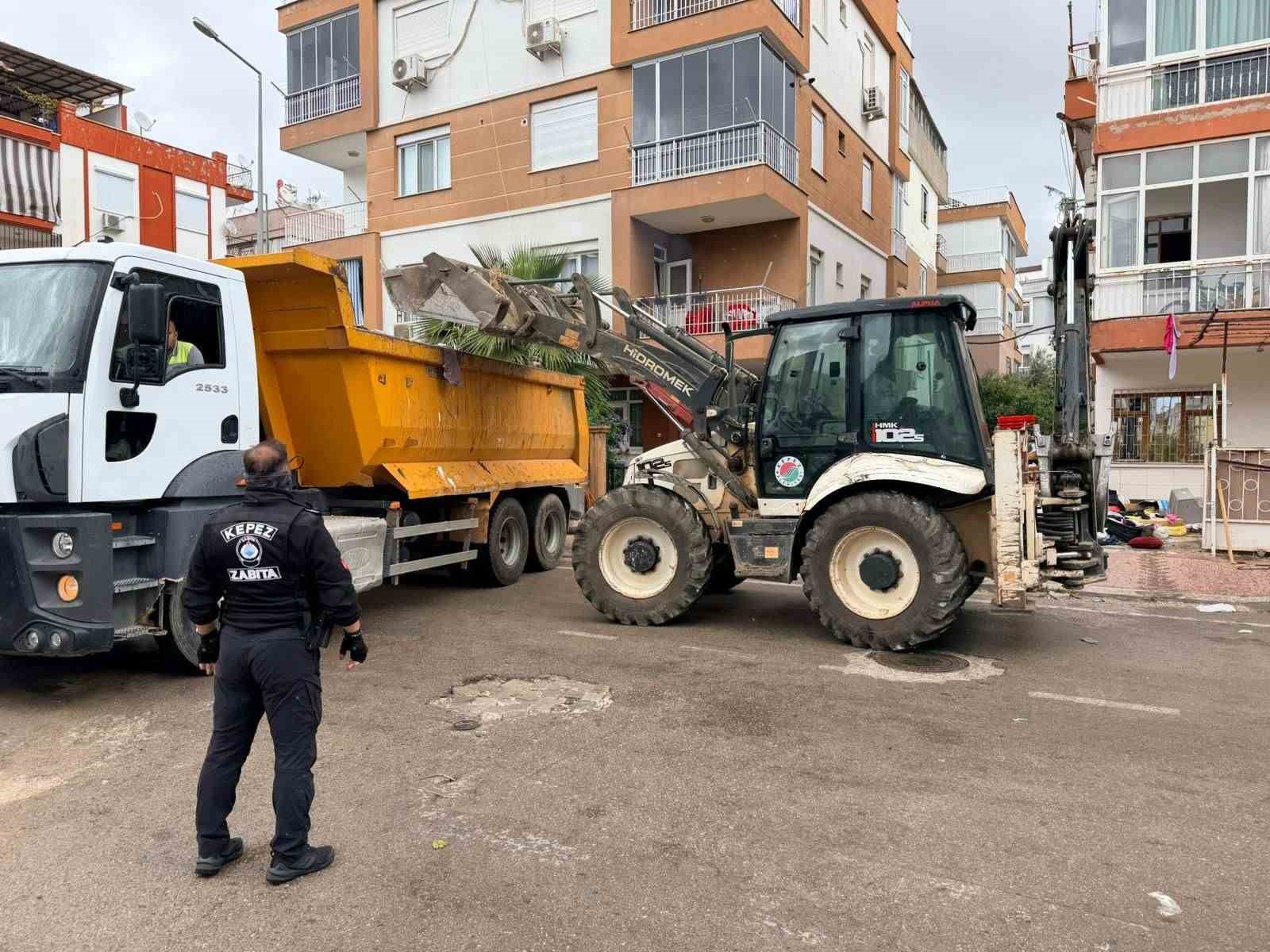 Kepez&rsquo;de &ccedil;&ouml;p ev operasyonu
