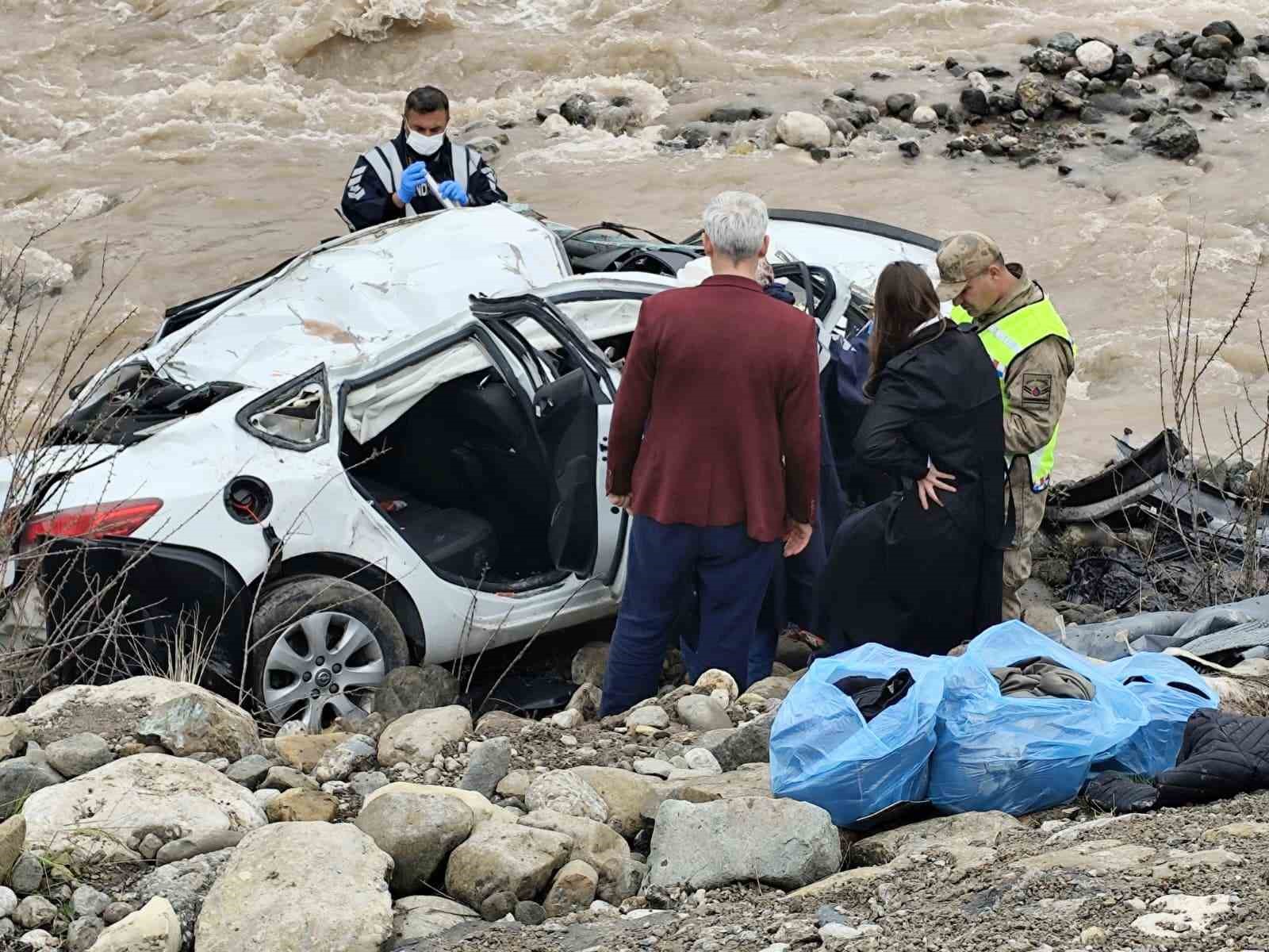 Erzincan’da otomobil dereye uçtu: 2 ölü, 1 ağır yaralı