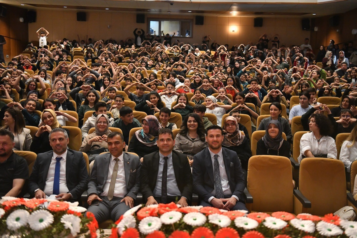 Yeşilyurt’ta öğrenciler "başarının sırrını" münazara ile tartıştı
