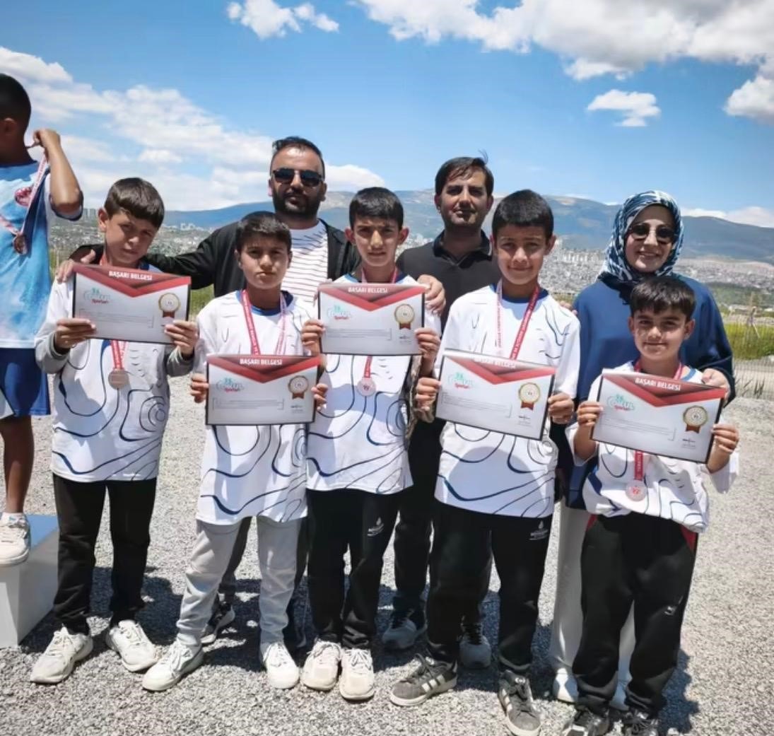 Bostanlı K&ouml;y&uuml; &ccedil;ocuklarından bilimde ve sporda başarı
