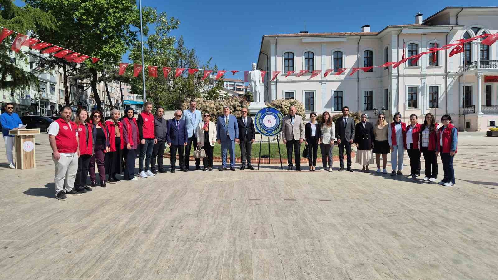 Gen&ccedil;lik Haftası etkinliklerinde caddeden ge&ccedil;en herkes İstiklal Marşı&rsquo;na eşlik etti
