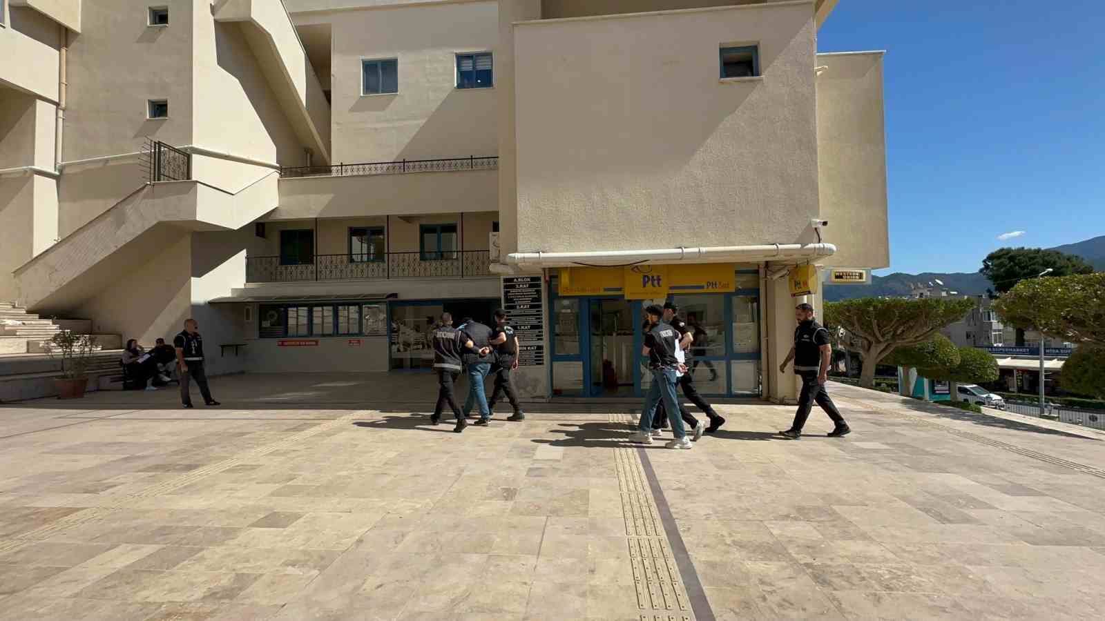 Marmaris&rsquo;te g&ouml;zl&uuml;k&ccedil;&uuml; kurşunlamasının ş&uuml;phelileri adliyeye sevk edildi
