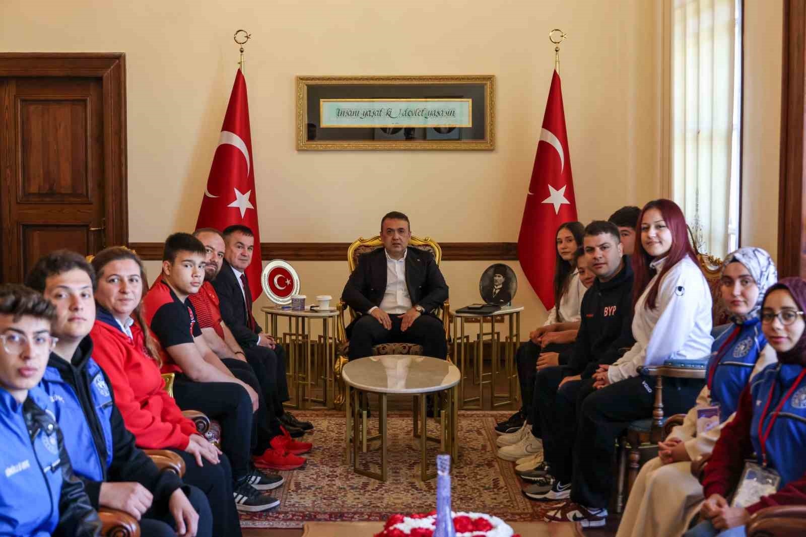 Gençlik Haftası’nda başarılı sporcular Vali Sözer’le buluştu
