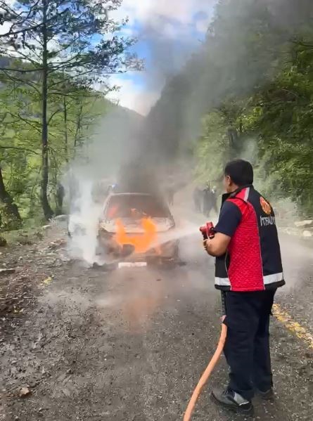 Artvin’de seyir halindeki otomobil alev alev yandı