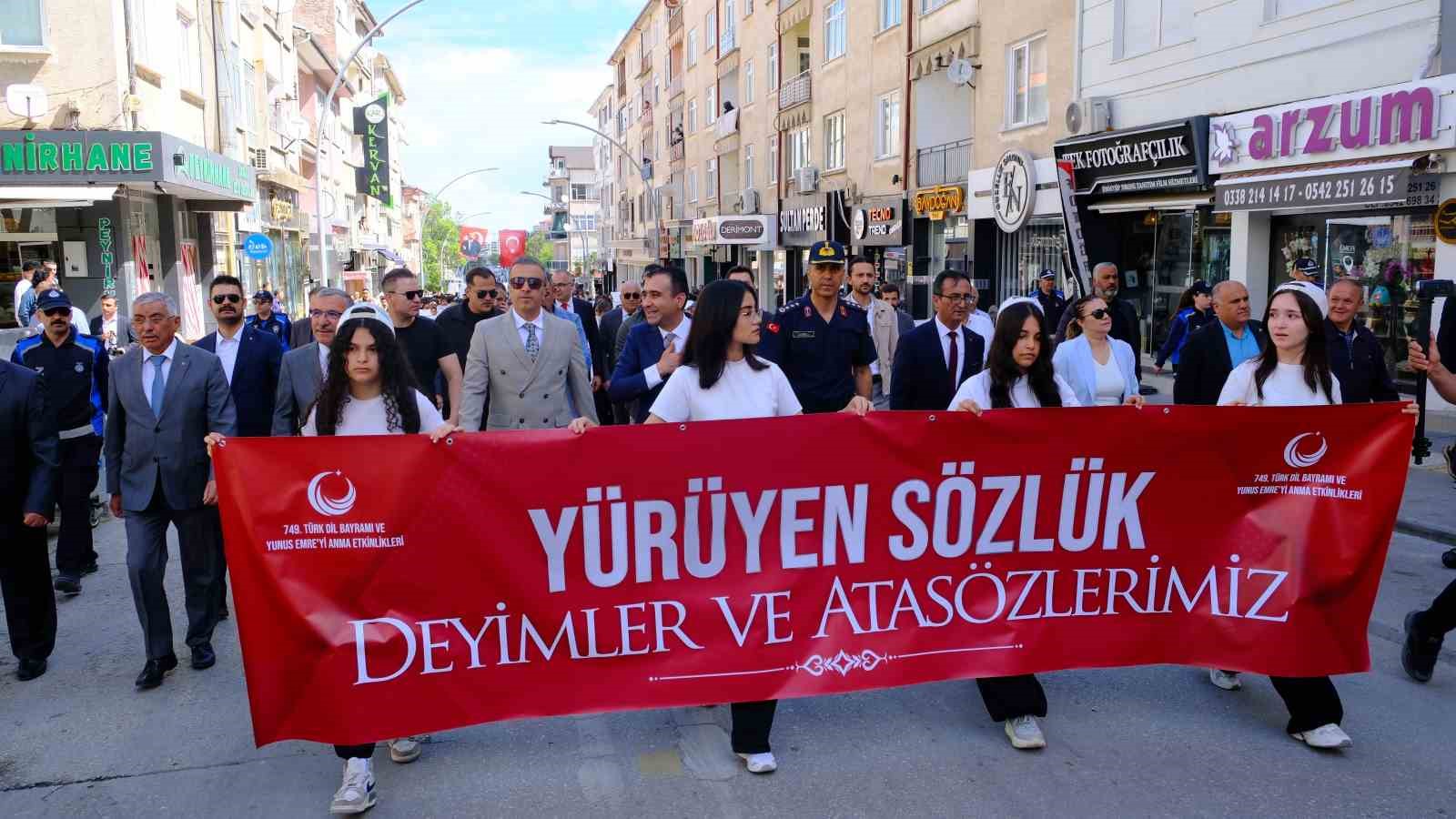 Karaman’da öğrencilerden "Yürüyen Sözlük" gösterisi